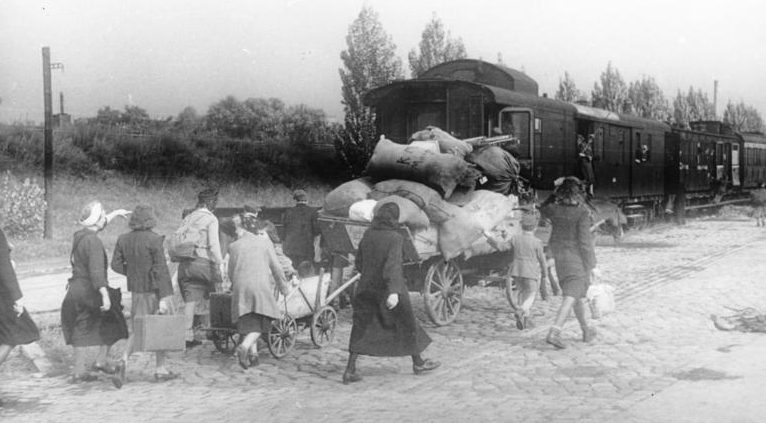 Беженцы у товарной станции Панков. Берлин, 1946 г. 