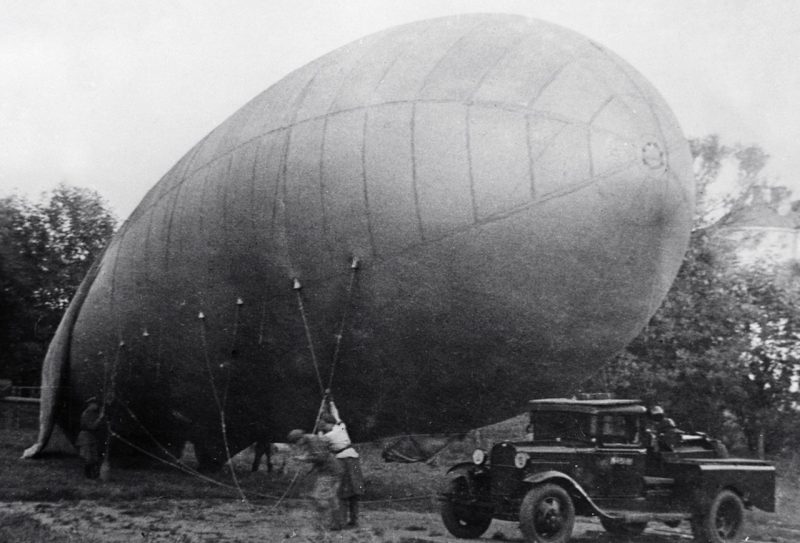 Подъем аэростатов заграждения в пригороде Москвы. 1942 г.