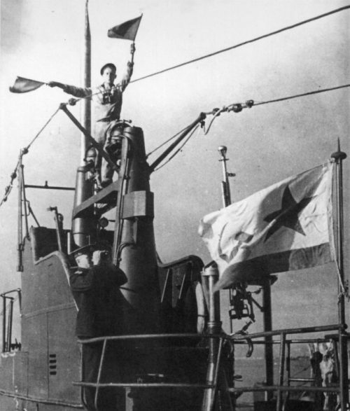 Матрос-сигнальщик подлодки К-22 подает сигналы флажным семафором. 1942 г.