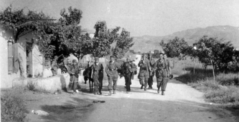 Немцы в греческой деревне. Май 1941 г.