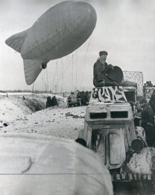 Подъем аэростатов заграждения в пригороде Москвы. 1942 г.