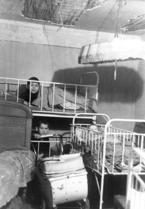 Подвальная квартира семьи беженцев. Берлин, 1946 г.