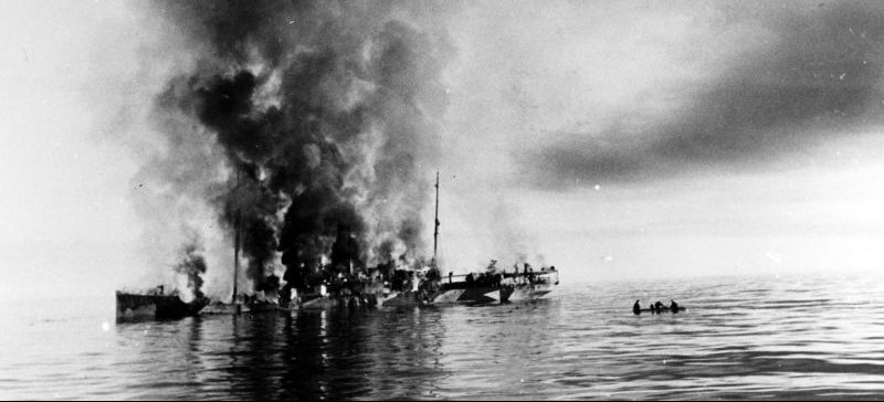Ледокол «Александр Сибиряков» горит и тонет после боя с немецким крейсером «Адмирал Шеер». 1942 г.