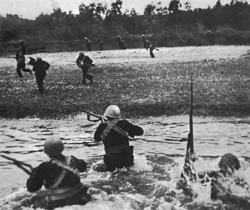 Бойцы 8-й бригады морской пехоты Черноморского флота высаживаются на берег. 1942 г. 