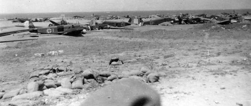 Поврежденные и уничтоженные Ju 52 на аэродроме Малеме. Май 1941 г.