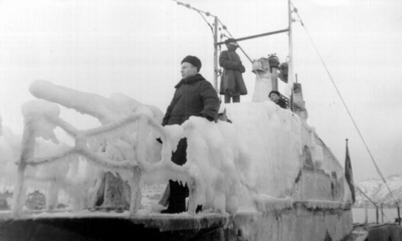 Покрытая льдом подлодка Щ-422 у причала в Полярном. 1943 г.