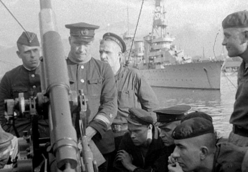 Военком подлодки Щ-207 капитан-лейтенант Павел Морщихин в порту Батуми. 1942 г. 