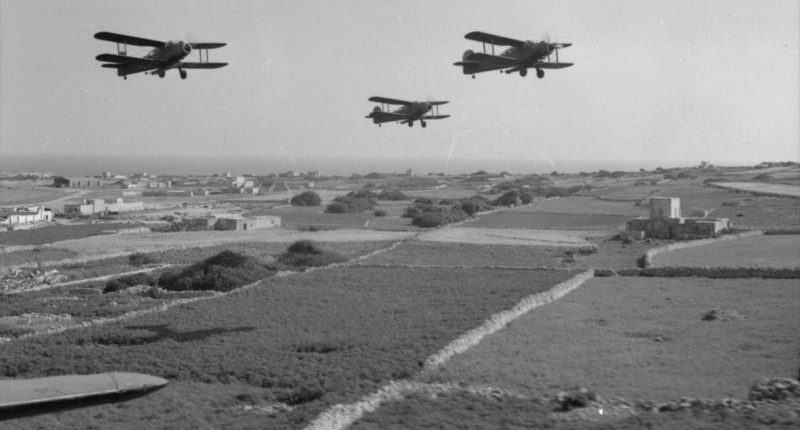 Тройка торпедоносцев «Fairey Albacore» Воздушных сил Королевского ВМФ Великобритании в полете над Мальтой. 1943 г.