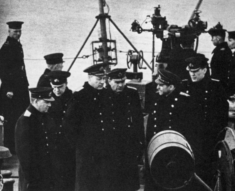 Нарком ВМФ адмирал Николай Кузнецов на борту эсминца Северного флота «Громкий». 1943 г. 