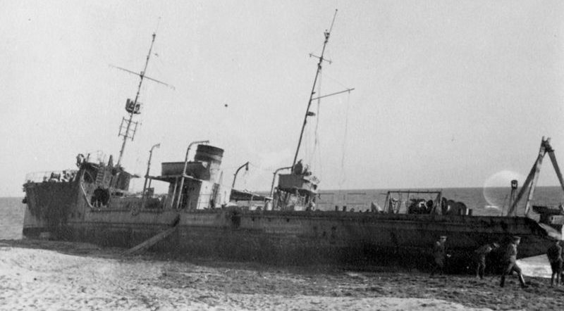 Разбитый тральщик Т-405 «Взрыватель» в Евпатории. 1942 г. 