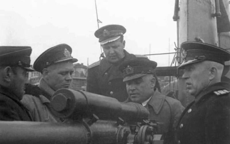 Офицеры-подводники у кормового 45-мм орудия 21-К подводной лодки Щ-422 у причала в Полярном. 1943 г. 