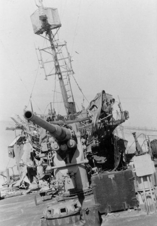 Разбитый тральщик Т-405 «Взрыватель» в Евпатории. 1942 г.