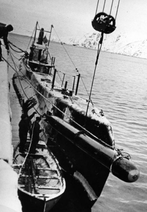 Погрузка торпеды на подлодку Щ-422 в Полярном. 1943 г.