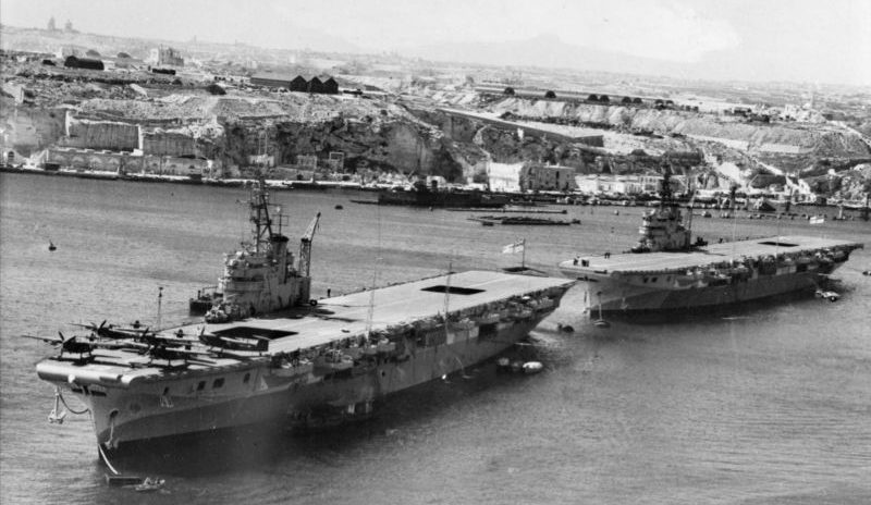 Британские легкие авианосцы «Vengeance» и «Venerable» на стоянке в Большой гавани Валетты. Апрель 1945 г. 
