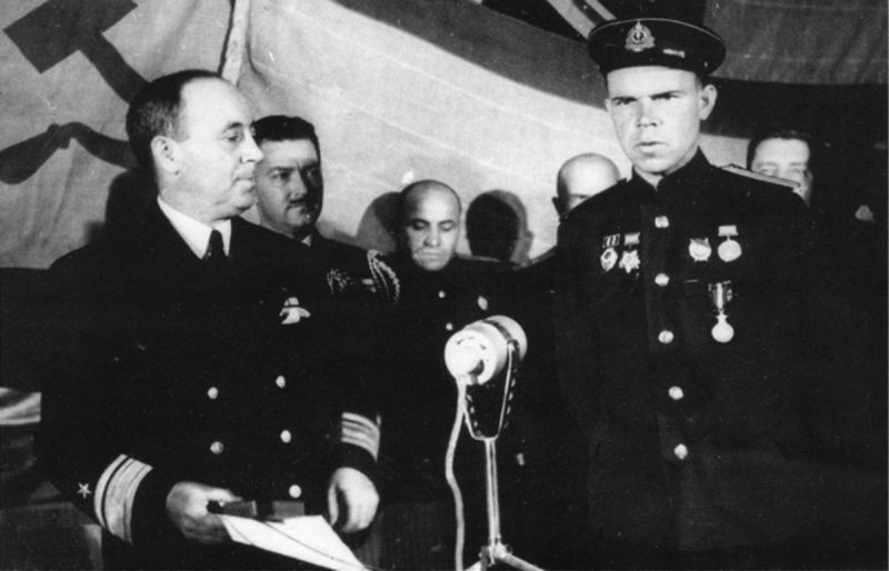 Контр-адмирал Дональд Б. Дункан вручает старшине подлодки Щ-402 Сергею Кукушкину американскую медаль «За выдающуюся службу». 1943 г. 
