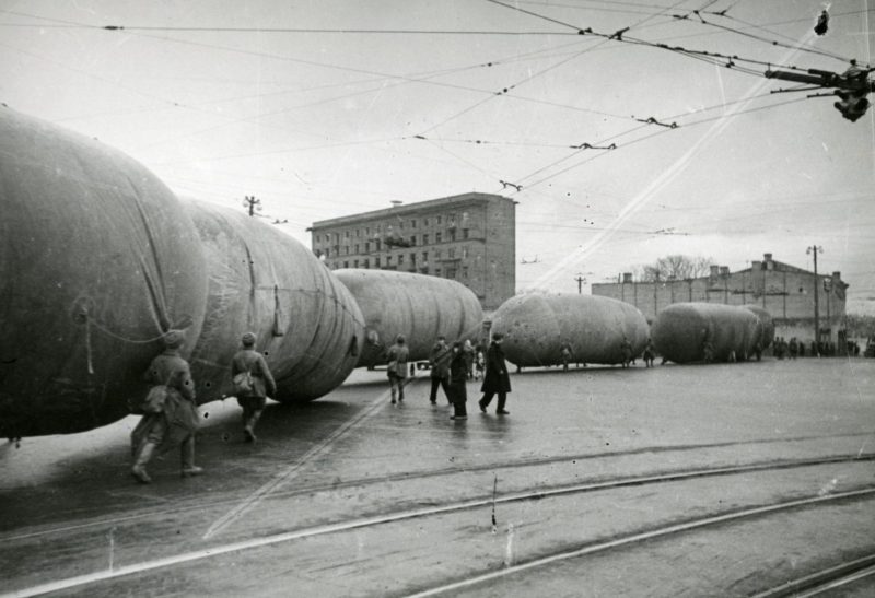 Аэростаты заграждения в Ленинграде. 1942 г.