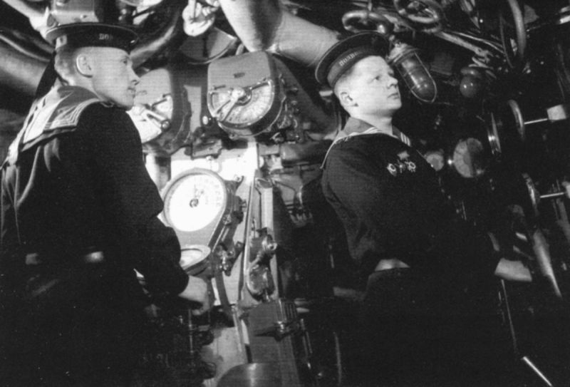 Два матроса в центральном посту подлодки Щ-403. 1943 г.
