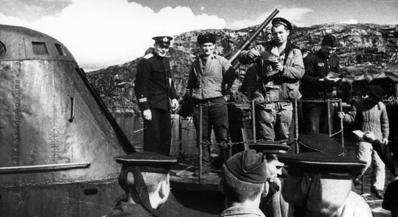 Получение почты на подлодке Щ-402 у причала в Полярном. 1943 г.