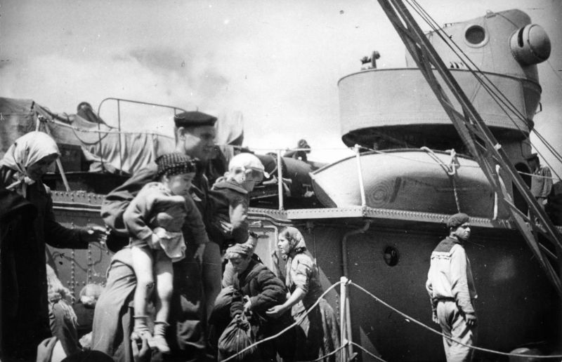 Женщины и дети, эвакуированные из Севастополя, сходят с борта лидера эсминцев «Ташкента» в порту Новороссийска. 1942 г.