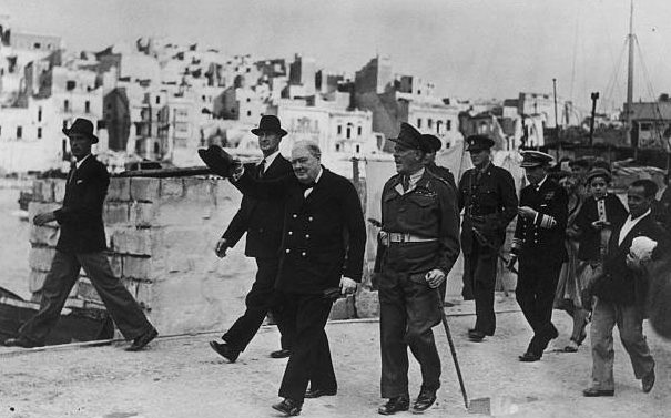 Премьер-министр Великобритании Уинстон Черчилль в районе верфей Мальты. 1945 г.