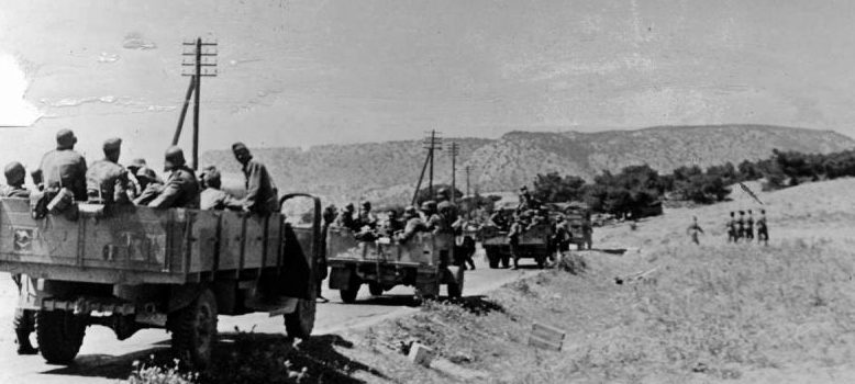 Немецкие солдаты в трофейных британских грузовиках на Крите. Май 1941 г.