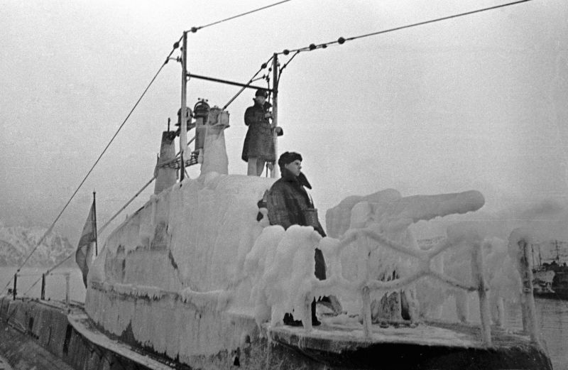 Подлодка Щ-402 после возвращения с боевого задания, у причала в Полярном. 1943 г.