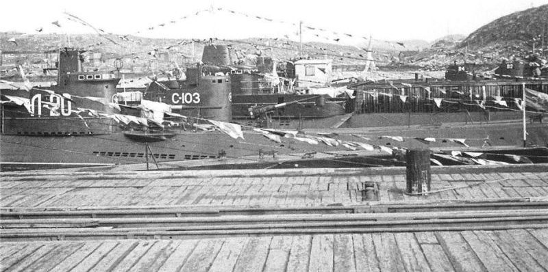 Подлодки Северного флота Л-20, С-103 и К-21 у пирса в Полярном. 1943 г.