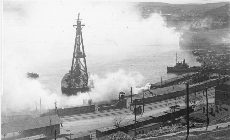 Дымовая завеса в Южной бухте Севастополя. 1942 г. 