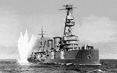 Крейсер «Красный Крым» под огнём противника при прорыве в осаждённый Севастополь. 1942 г.