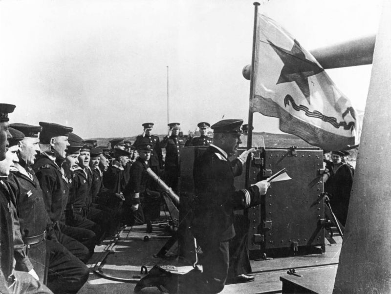 Вручение гвардейского флага экипажу эсминца Северного флота «Гремящий». 1943 г. 