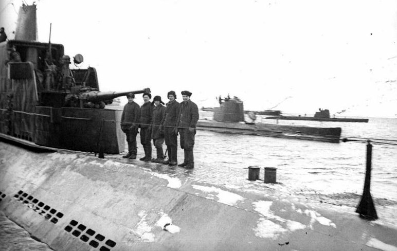 Подводные лодки XII серии Северного флота на фоне подлодки типа «К». 1943 г.