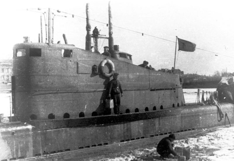 Моряки моют бачки у борта подлодки Б-2. 1942 г.