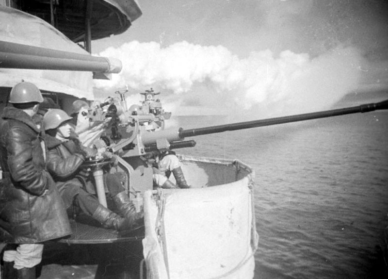 Лидер эсминцев «Баку» ставит дымовую завесу. 1943 г. 