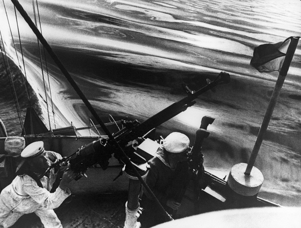 Моряки наблюдают за приближением вражеских самолетов. 1942 г.