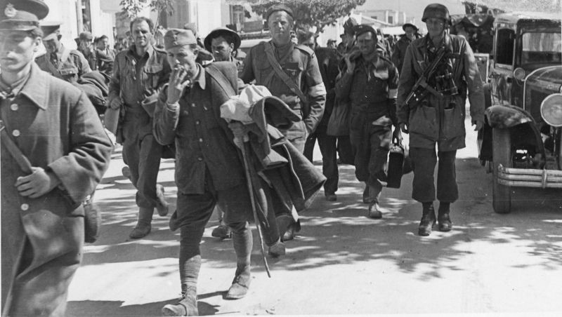 Колонна британских и греческих военнопленных под конвоем на Крите. Июнь 1941 г.