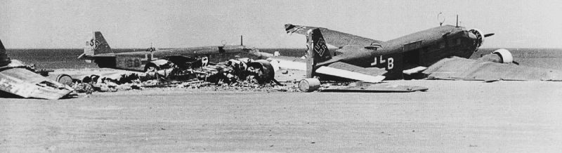 Разбитые немецкие транспортные самолеты Ju-52 на критском аэродроме Малеме. Июнь 1941 г.