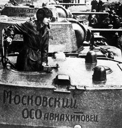 Торжественная передача танковой колонны «Московский осоавиахимовец». 1942 г.