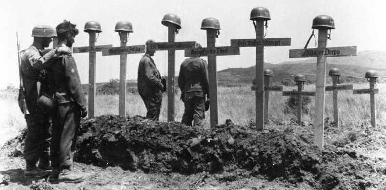 Могилы немецких парашютистов на Крите. Июнь 1941 г.