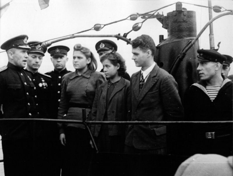Присвоение подводной лодке М-104 названия «Ярославский комсомолец». 1943 г. 