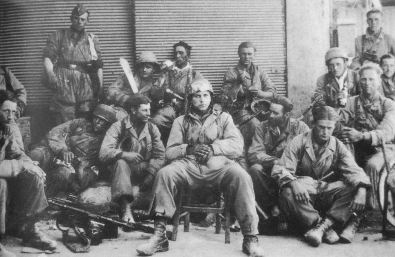 Немецкие парашютисты в Ираклионе после боев за остров Крит. Июнь 1941 г.