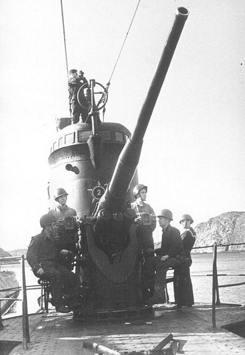 Расчет 100-мм орудия Б-24ПЛ подводной лодки Северного флота «Л-20». 1943 г.