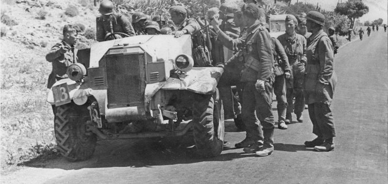 Парашютисты и солдаты Вермахта в трофейном британском автомобиле «Форд» F15. Июнь 1941 г.