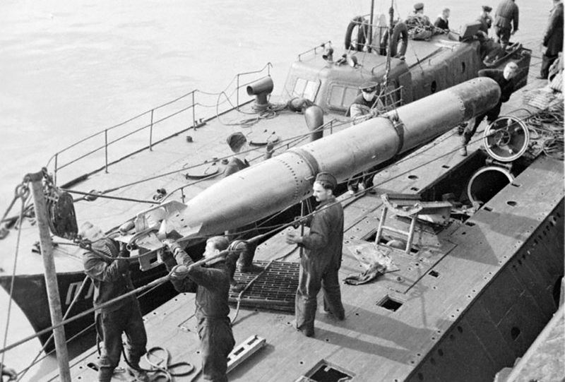 Моряки грузят торпеду на подлодку Северного флота. 1943 г. 