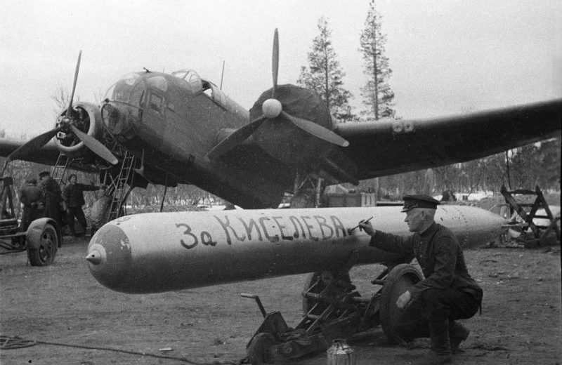 Старшина А.В. Раков готовит торпеду к установке на самолет Hampden TB.I британского производства. 1943 г. 
