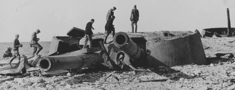 Немцы осматривают разрушенную 305-мм башню батареи №30 в Севастополе. 1943 г. 