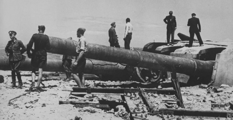 Немцы осматривают разрушенную 305-мм башню батареи №30 в Севастополе. 1943 г. 