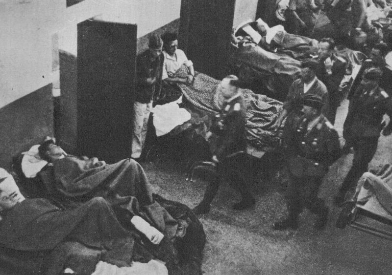 Немецкое командование посещает госпиталь с парашютистами, ранеными во время проведения операции «Меркурий». Июнь 1941 г.