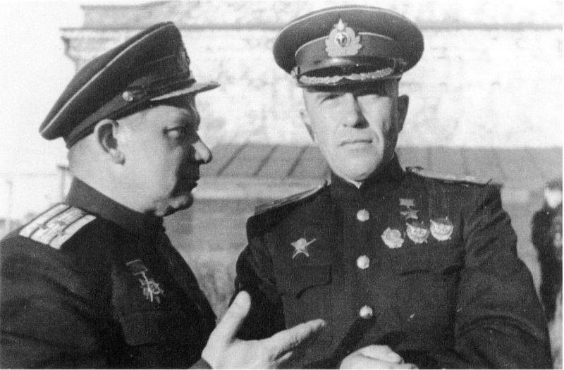 Капитан 1 ранга Борис Скорохватов и Герой Советского Союза командир бригады подводных лодок Северного флота капитан 1-го ранга Иван Колышкин в Полярном. 1943 г. 