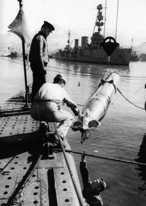 Погрузка торпеды на подводную лодку. 1943 г. 