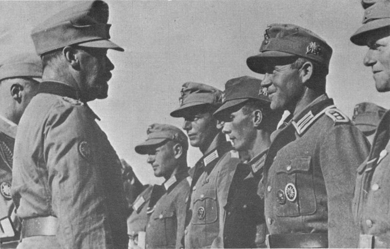 Командир 5-й немецкой горнострелковой дивизии генерал-майор Юлиус Рингель награждает железными крестами солдат и офицеров, отличившихся во время операции по захвату Крита. Июнь 1941 г.